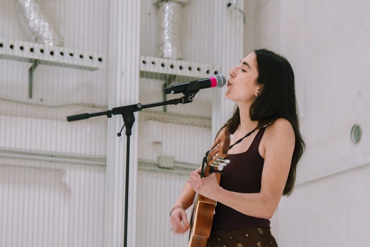 Lucía Alamán presenta su primer EP, Racional y Salvaje, en el Centro Cívico Almozara